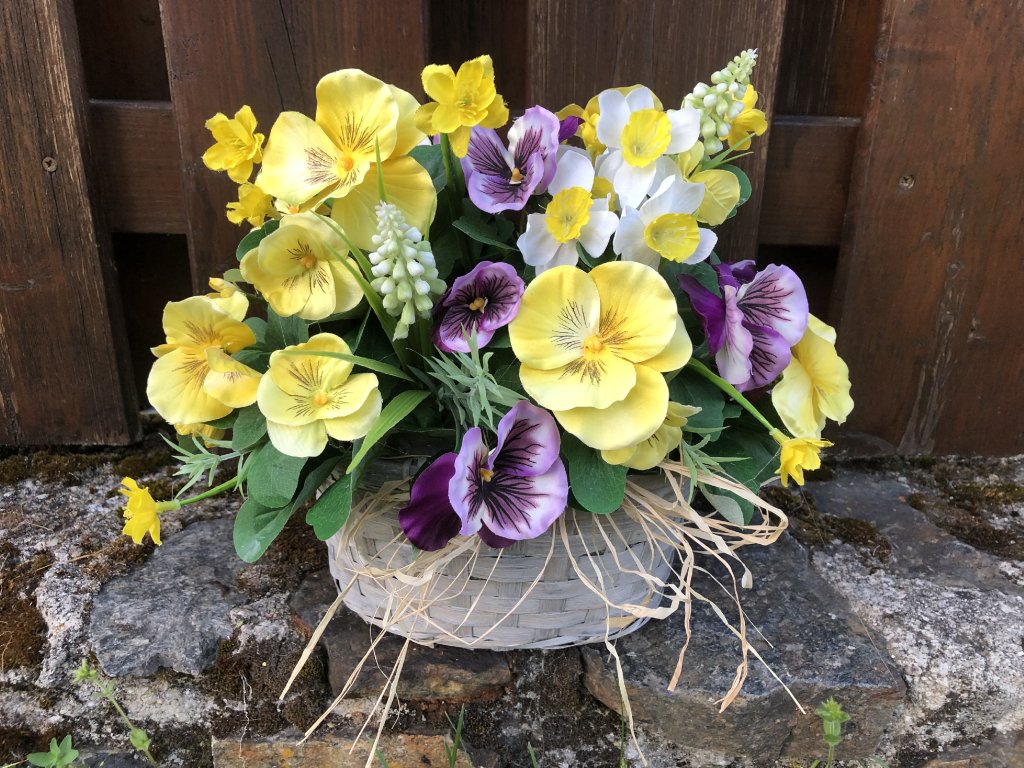 Jarní dekorace na hroby